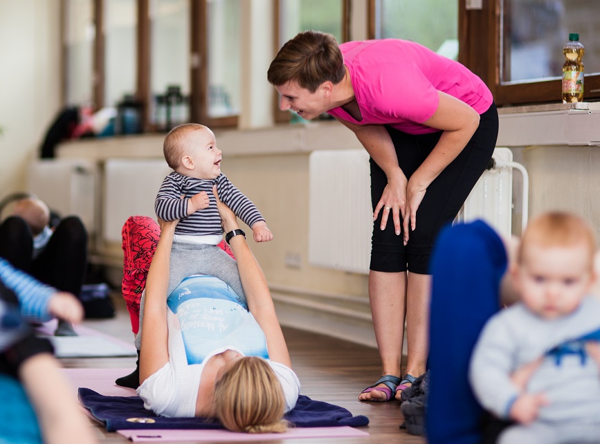 Bridge mit Baby Beckenboden Fitness Mama Babymit