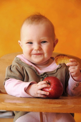Baby isst Fingerfood und Brei